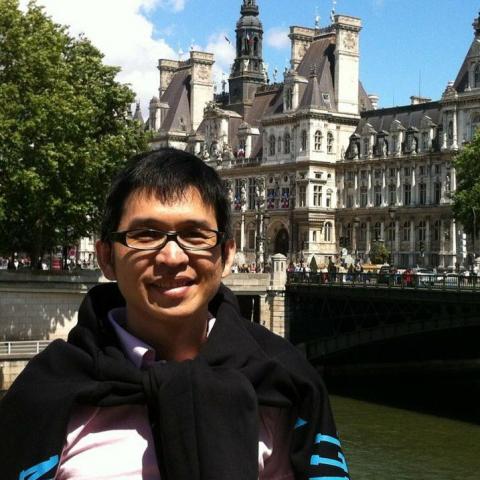 提供壁貼鏡子服務的專家楊靖紳