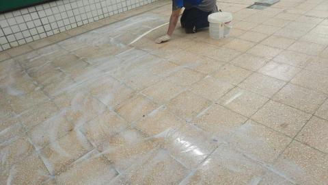 隆家班 - PVC地板施作前補平