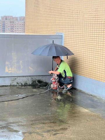 亞洲悍馬企業社 - 屋頂排水孔疏通