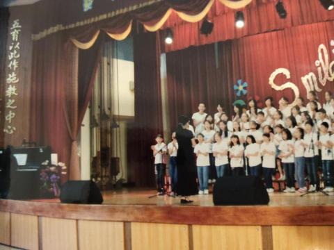 鋼琴家教 黃老師 - 指導合唱團上台表演