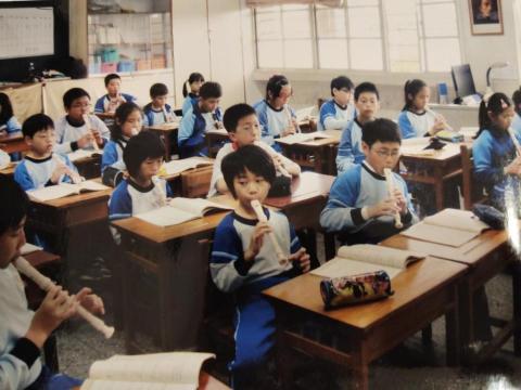 鋼琴家教 黃老師 - 上音樂課進行直笛教學