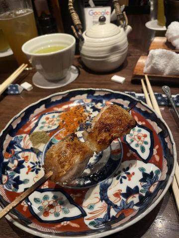 J人旅遊計劃-Cindy - 淺草雞肉串燒無菜單料理
是日本在地朋友推薦的寶藏店
師傅是米其林出來的廚師，餐點品質多年以來都不曾改變，每次去日本必去的餐廳之一