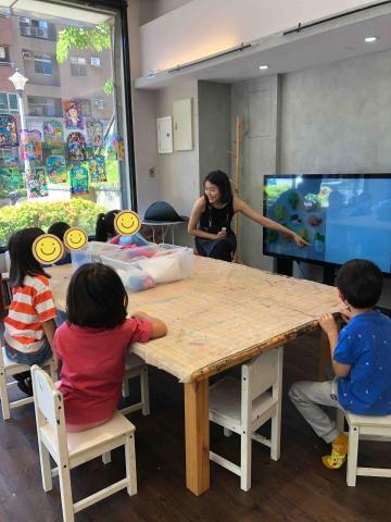 莊芸蘋 - 從色彩運用到材料探索，不只是畫畫，更是生活中的藝術感受，幫助孩子靜心、思考與表達。