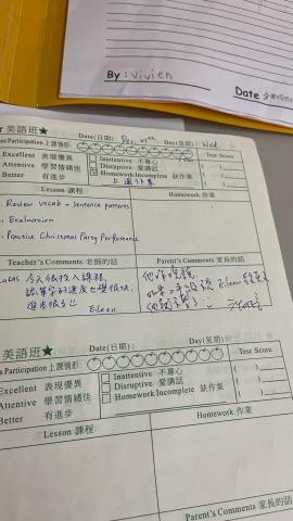 梁語詠 - 國小英文專班家長回饋：
他（小朋友）昨晚說，二年級如果不是Eileen教英文他就不學了：）