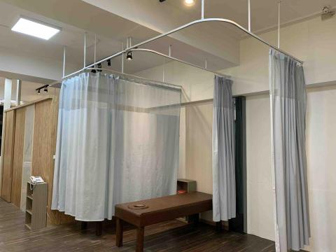 多格窗簾 -  隔簾加懸空軌道 多格窗簾 -  隔簾加懸空軌道