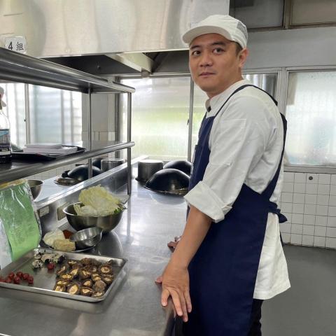 提供煮飯服務的專家謝孟育