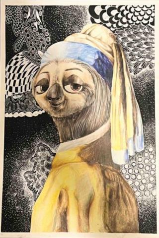 1999設計製作所 - 作品名稱：《慵懶的耳環少女》

創作理念介紹：
本作品改編自荷蘭畫家維梅爾的經典之作《戴珍珠耳環的少女》。以幽默和創意的方式，將畫中人物形象轉化為一隻表情悠然、動作緩慢的樹懶，呈現出另一種輕鬆自在的氣氛。背景運用黑白抽象圖騰，搭配細膩的筆觸與流動的構圖，增添畫面層次與現代感，打破傳統肖像畫的嚴肅性，帶來新穎有趣的視覺體驗。作品融合了經典與創新，並嘗試透過動物擬人化表現，探索不同文化與情感的連結。