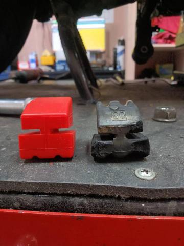 機車基本保養維修 - 引擎吊架減震塊新舊差別