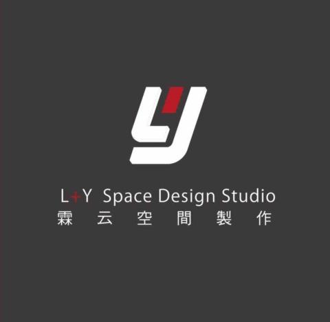 1999設計製作所 - 作品名稱：
《L+Y Space Design Studio 標誌設計》

設計說明：
本Logo為「霖云空間製作」設計，主要針對室內設計與空間規劃領域所打造的品牌視覺形象。標誌以簡約現代的幾何線條組成「L」與「Y」兩個字母，並巧妙融入正負空間的概念，象徵空間設計中的虛實與比例。
配色上，使用沉穩的灰黑作為背景，搭配紅色點綴（+符號與局部色塊），強化品牌的專業性與創新感。
整體視覺強調簡潔、穩重又不失設計感，適合用於各類型媒介（如招牌、名片、網站）上，維持一致性的品牌識別效果。