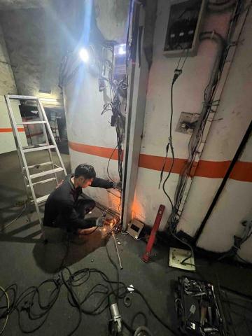 宏勝快速捲門工作室 - 車道捲門軌道更新