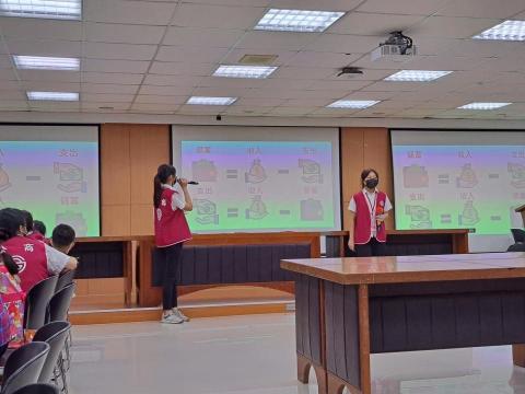 楷芸 - 在暑期營隊授課給孩子們，授課內容為金錢的使用及儲蓄作目標