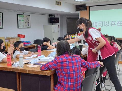 楷芸 - 擔任副社長兼任教學輔導員，此圖為學生舉手搶答而頒發獎勵