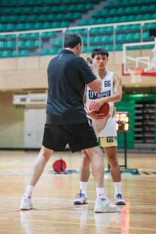 提供籃球歌服務的專家李軒