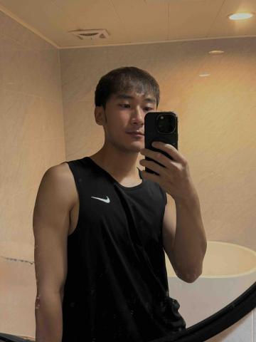 提供游泳課台中服務的專家14年選手經驗-游泳教練Z