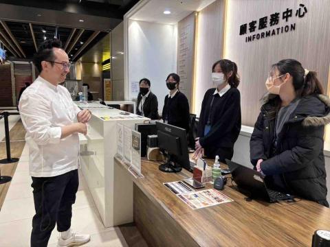 楷芸 - 目前於商場顧客服務中心工作，過程中培養出良好的溝通能力、耐心與細心，能夠妥善應對顧客的各種需求與狀況。