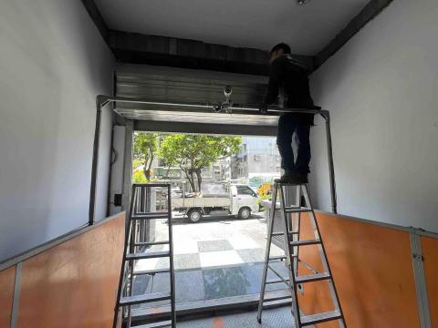 宏勝快速捲門工作室 - 車梯捲門緊急修繕