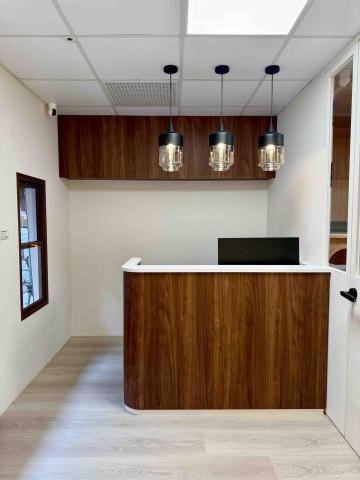 淡水小毛宅狗狗純寄宿旅館 - 木質調接待區 住宿區與櫃檯有防護門 避免接待期間狗狗衝出門意外發生