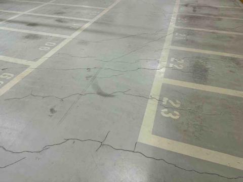 晉躍有限公司 - 停車場epoxy修補未施工前