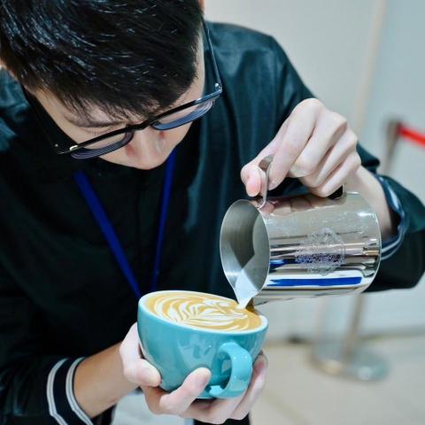 提供拉門下軌服務的專家黃尚宇