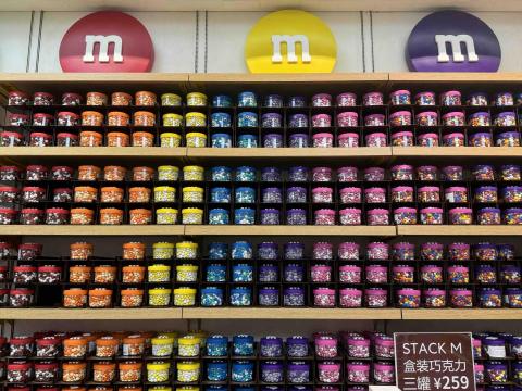 Rebecca - 旅遊規劃 - M&M's巧克力世界是M&M's巧克力的旗艦商店，1997年第一間商店在美國拉斯維加斯大道開幕，目前在全球共有6家分店，其中位於英國倫敦萊斯特廣場的分店占地面積35,000平方英尺（3,250平方米），是世界最大的糖果店。除販售糖果及紀念品外，也展示有M&M's卡通角色的裝置藝術；部份分店可訂製個人專屬M&M's巧克力。