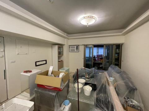 展晴工程行 - ✅ 鏟除原本鬆脫、起泡的漆層
✅補土修補裂縫與凹洞
✅全面打磨整平
✅重新上漆兩道，讓整體牆面回到乾淨俐落
雖然現場東西多，
但我們有確實做好傢俱保護?