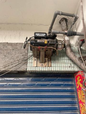 展晴工程行 - 業主表示家裡水壓忽大忽小且運轉聲音怪又又異味跟跳電的問題。
⬇️到現場後發現⬇️
-馬達使用多年，線路老舊有焦黑痕跡
-底座鏽蝕嚴重，連螺絲都快脫落
-水管配置混亂、空間擁擠