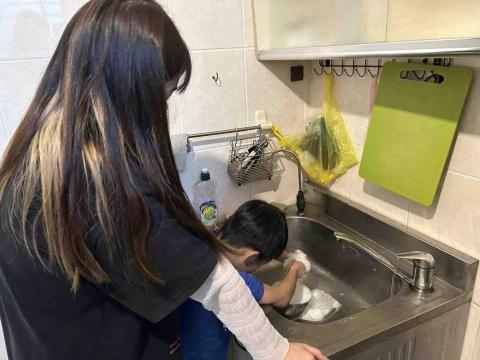 森 - 教到小朋友洗碗