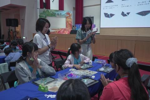 Vera Lee 李怡靜 - 擔任「新北科學日」現場主持人，活動內容包含大型實驗引導、互動科學問答、科學原理說明、有獎徵答與學生互動。以清晰自然的語調帶領現場流程，靈活應對兒童觀眾，協助科普內容以親切、生活化的方式傳達，提升現場參與度與教育活動的趣味性。