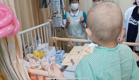 楊宜蓁 - 這是在醫院和兒科的小朋友玩的照片
