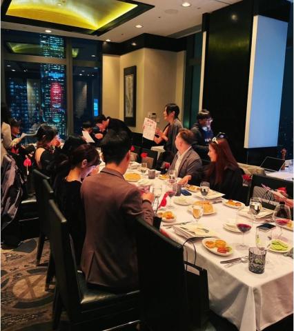 Vera Lee 李怡靜 - 擔任方成事股份有限公司企業內部活動主持人，負責節目開場、團隊互動橋段、抽獎流程與氣氛引導，以自然親切的語氣串聯團隊交流與活動亮點，提升現場參與感與凝聚力，展現主持人兼具節奏掌控與輕鬆互動的多元風格。