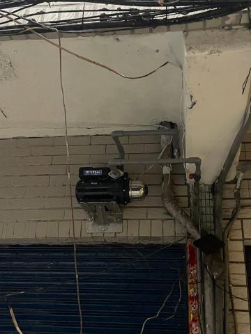 展晴工程行 - ✅拆除原馬達，全面清潔與整理
✅ 換上全新 TECO 東元 ET200 靜音加壓馬達
✅ 重配水管路線＋新固定架，穩固又耐用
✅ 整理電線，減少短路風險