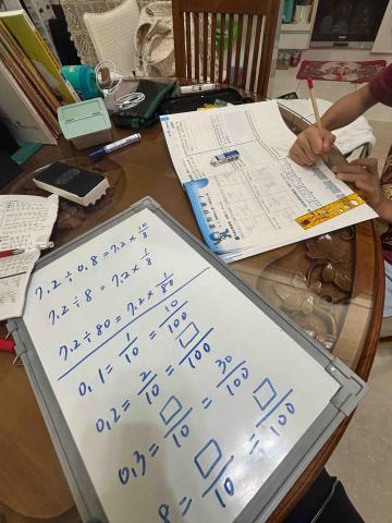 邱妮甄 - 教學方式為互動式學習，教完一個段落會用題目來檢測學生是否融會貫通，答對才會繼續，答錯則找出不懂的地方並再講一次！