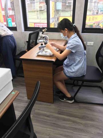 曾麟媗 - 在補習班教學學生使用顯微鏡-自然科學