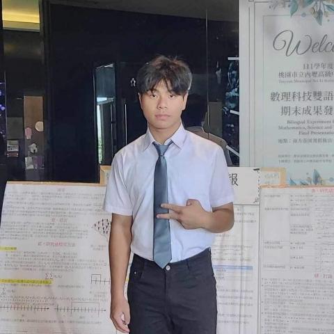 提供睫毛夾用法服務的專家Carson