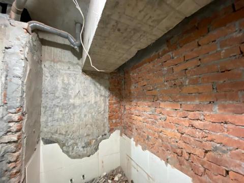 699專業拆除工程 - 浴室牆面打除見紅磚及RC底