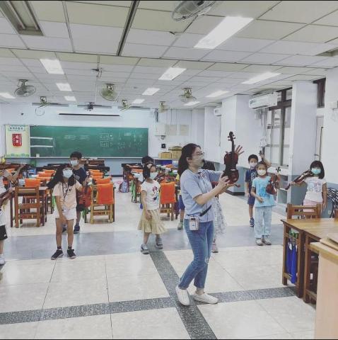 張文齡 - 提琴團體教學側拍