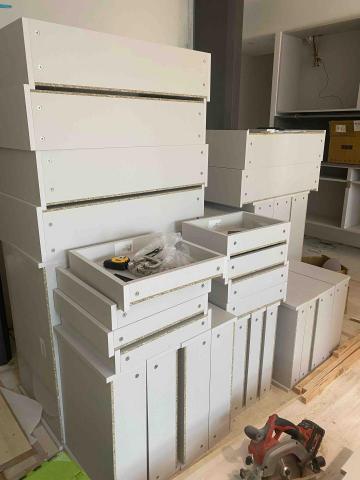 WeHome室內設計 - 現場52個抽屜、抓好水平讓客戶放心