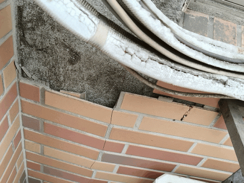 蕭景舟 - 住戶外牆磁磚膨脹突出敲除