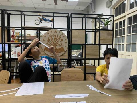 黃奕馨 - 動詞三態課程：唸句子搶答