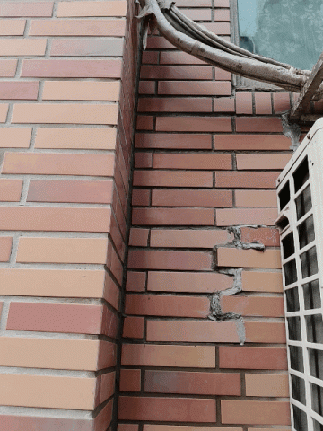 蕭景舟 - 貼補新磁磚，並依業者要求不移動冷氣全部敲除突出磁磚，將平貼牆面磁磚與突出磁磚結合（cost down  的折衷做法 ）