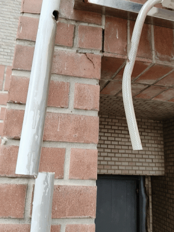 蕭景舟 - 將堵塞處切斷，準備重接排水管