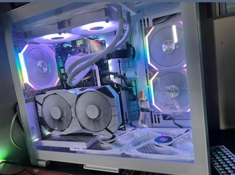 朱冠謙 - 這台電腦以「白色信仰」為主題進行全面改裝升級，整體風格簡潔俐落、質感出眾。
顯示卡原為黑色款式的 RX-570，經過拆解、設計並重新噴塗，將主體改為白色，並以少量黑色線條作為點綴，營造出層次感與視覺對比。
搭配機殼內的白色水冷管、ARGB 風扇與整體燈效，展現出耐看且百看不厭的美學設計。