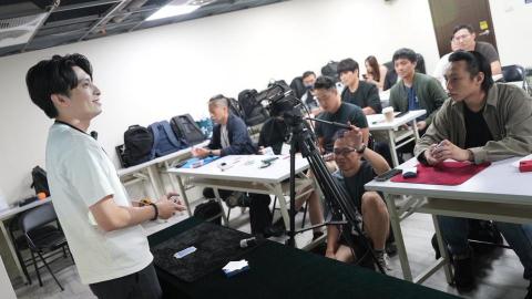 魔術師 許鈞維｜台灣牌神｜近距離魔術體驗｜專業魔術授課 - 2025 簡子製造舉辦Magic & Chill 活動嘉賓講師 研習會