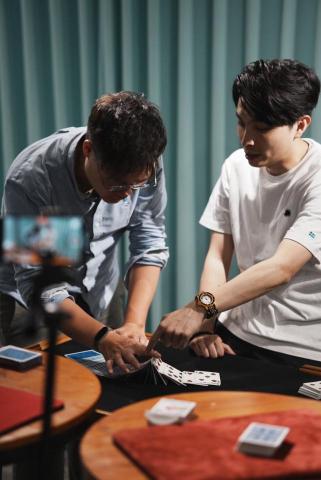 魔術師 許鈞維｜台灣牌神｜近距離魔術體驗｜專業魔術授課 - 2025 幻巷 紙牌魔術大師班 一對一指導