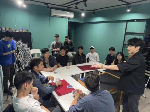 魔術師 許鈞維｜台灣牌神｜近距離魔術體驗｜專業魔術授課 - 2025 幻巷 紙牌魔術大師班
