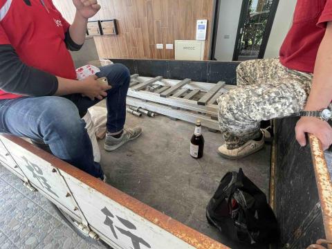 展璿空間整合室內設計 - 阿Sam協理 常常跟工班們喝個阿庇亞,融合他們
雖然我不喜歡，但這就是前線工班的靈魂！