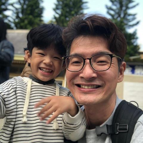 提供軌道燈具服務的專家張先生