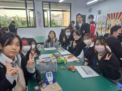 洪又謙 - 擔任我校與日本靜岡設計學院日語翻譯人員