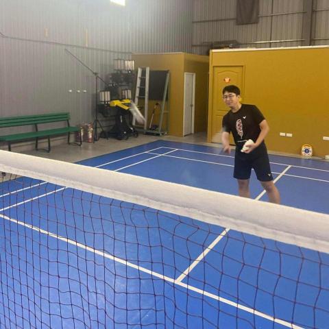 提供羽球初學者服務的專家卓教練(鴨教練)