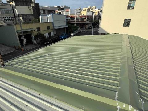 簡成勳 - 彰化鹿港 浪板翻新